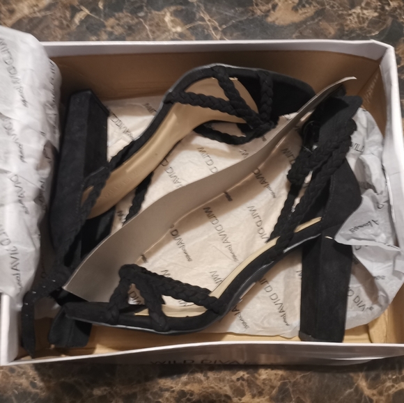 Selling black sued high heels new in box - Picture 5 of 6